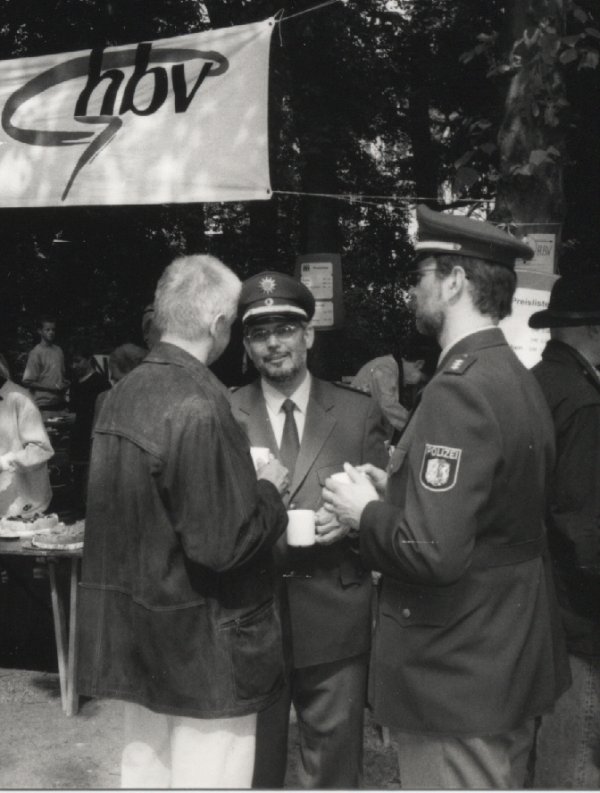 Foto: G�nter Karen-Jungen im Gespr�ch mit Polizeibeamten