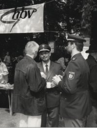 Foto: G�nter Karen-Jungen im Gespr�ch mit Polizeibeamten