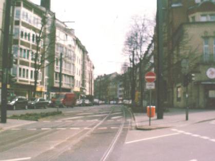  Bild: Kreuzung Friedrichstr. / F&auml;rberstr. / Merowingerstr. / Brunnenstr. / Aachener Str. / Burghofstr. / Elisabethstr., Richtung Osten 