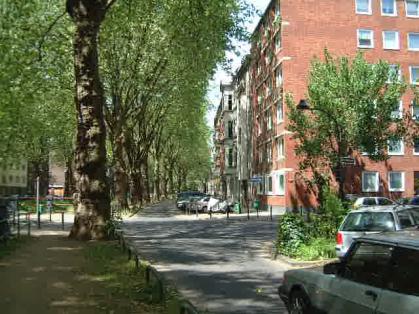  Bild: Kreuzung Binterimstr. / Karolingerstr., Richtung Westen 