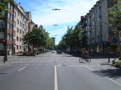  Bild: Kreuzung Merowingerstr. / Suitbertusstr., Richtung S&uuml;den 