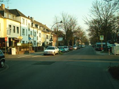  Bild: Kreuzung Volmerswerther Str. / Uedesheimer Str., Richtung S&uuml;den 